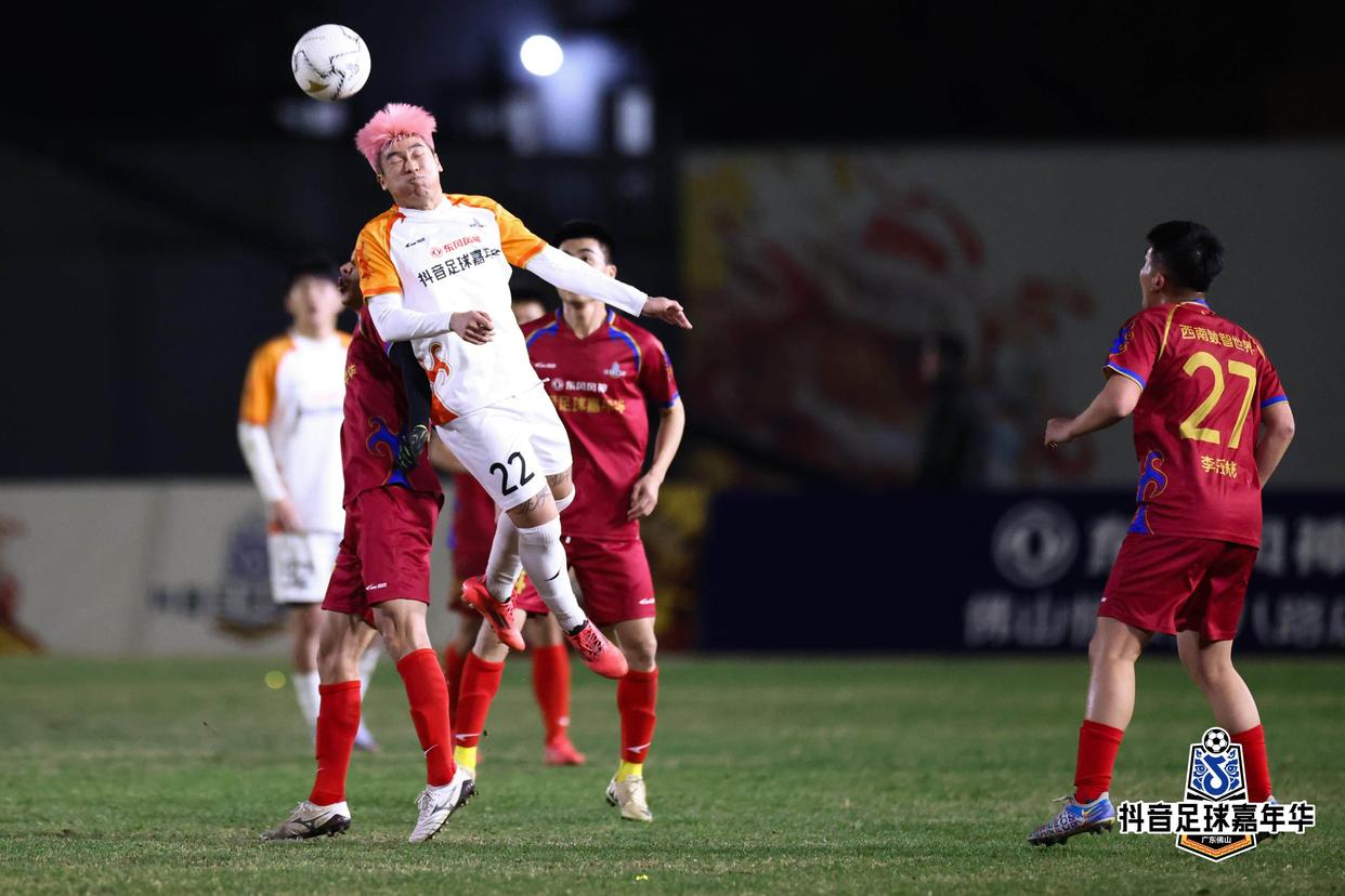 包含一场激动人心的足球对决，场面惊心动魄，现场观众充满期待的词条