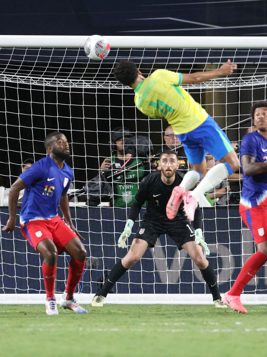 包含一场激动人心的足球对决，场面惊心动魄，现场观众充满期待的词条