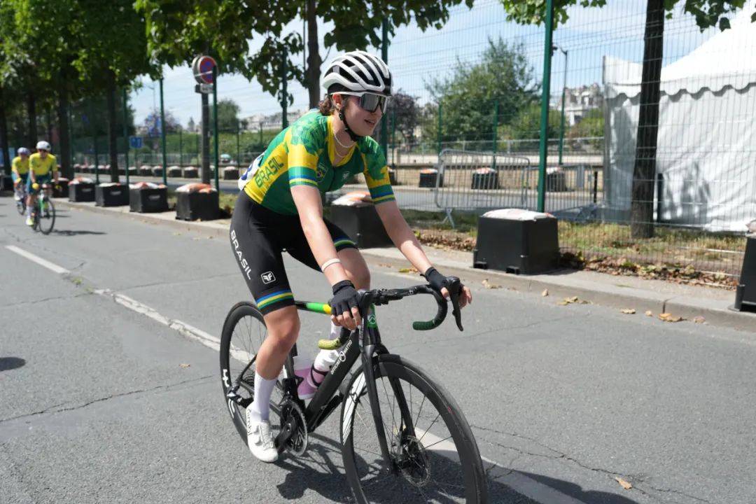 包含荷兰自行车选手夺冠，速度惊人超越所有对手的词条