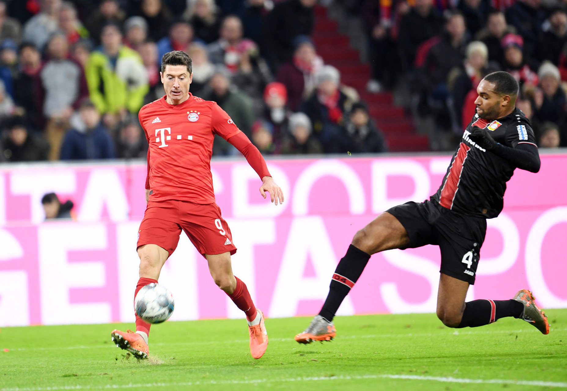 沙尔克客场惨败,德甲前景堪忧 沙尔克客场惨败,德甲前景堪忧