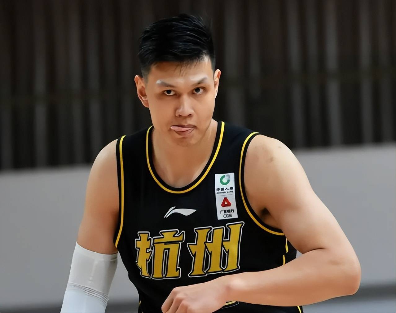 卡尔蒂斯主场气氛火爆,球迷助威成强大后盾 卡尔蒂斯主场气氛火爆,球迷助威成强大后盾