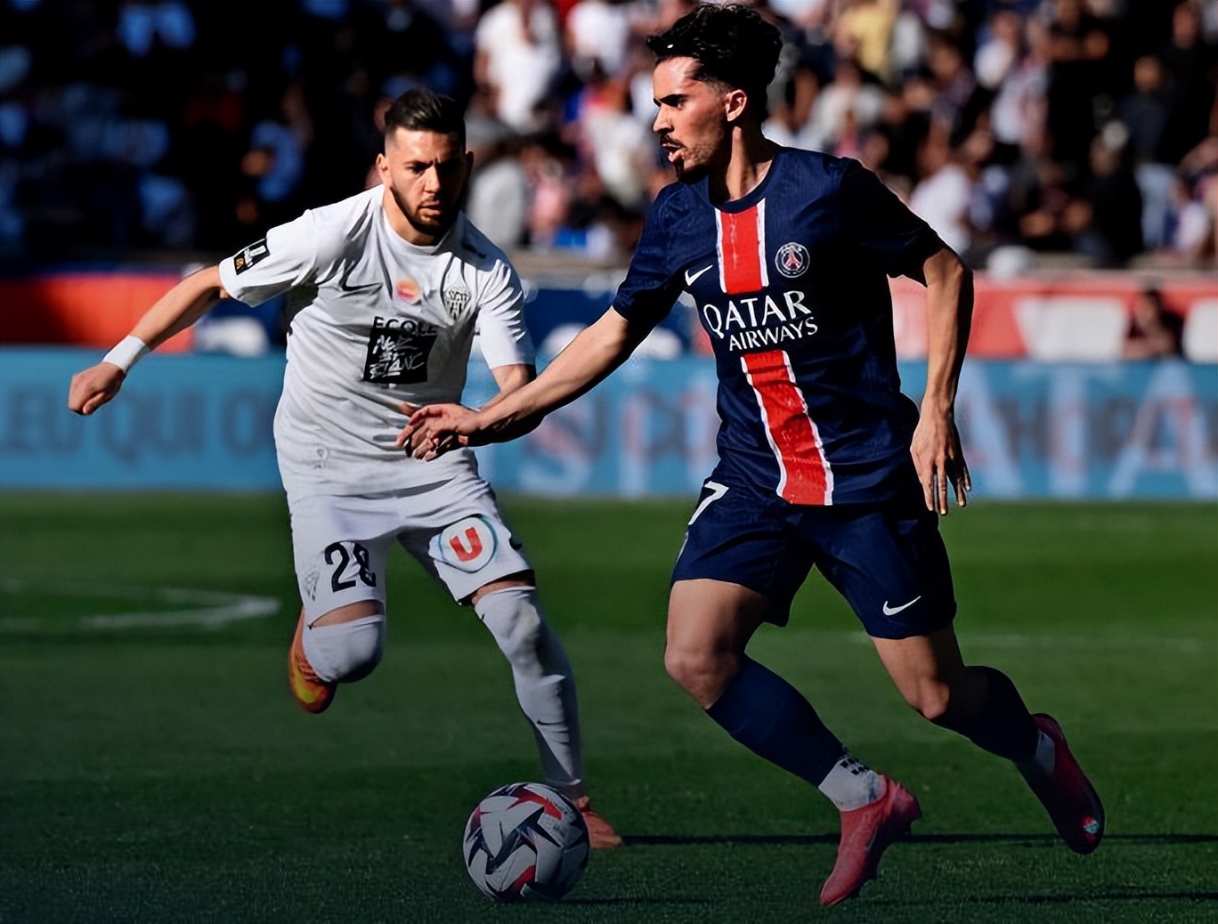 巴黎圣日耳曼主场人气高涨,球迷狂欢庆胜利 巴黎圣日耳曼主场人气高涨,球迷狂欢庆胜利