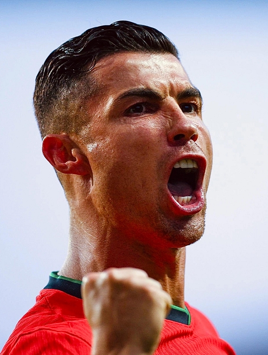 杏彩体育网页版-足球巨星的技术动作在赛场上展现