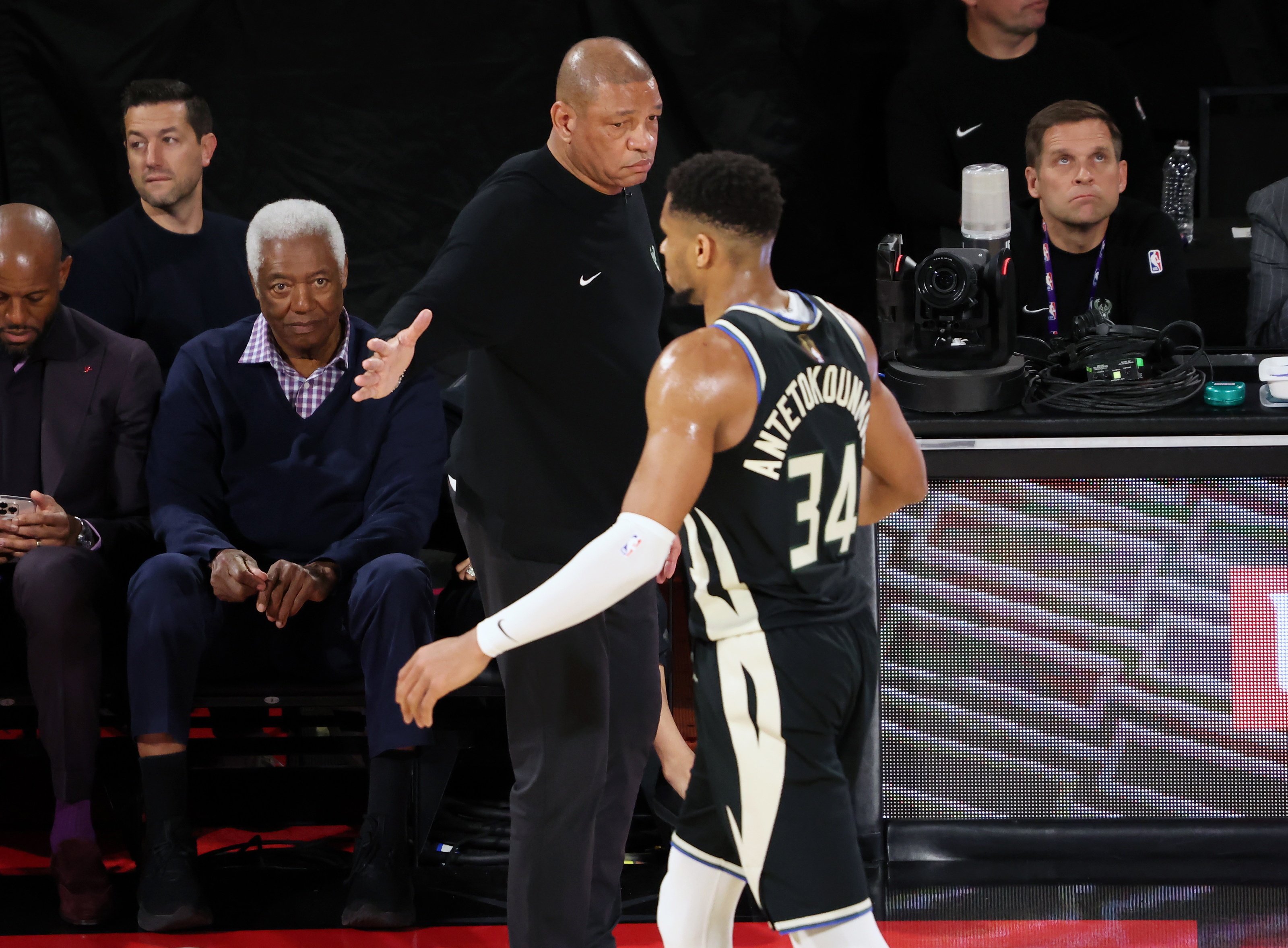 包含雄鹿后场发挥出色,球队首发轮换成正能量的词条 包含雄鹿后场发挥出色,球队首发轮换成正能量的词条