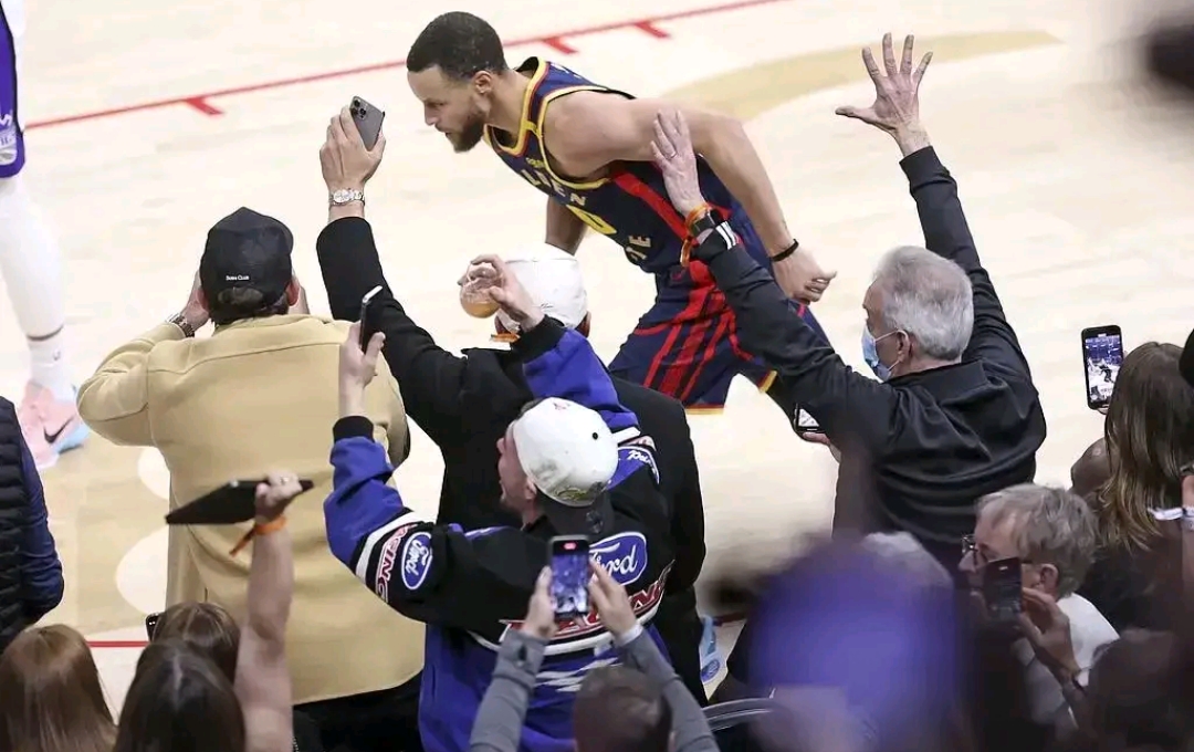 国王队员表现神勇在比赛中带领球队获胜 国王队员表现神勇在比赛中带领球队获胜