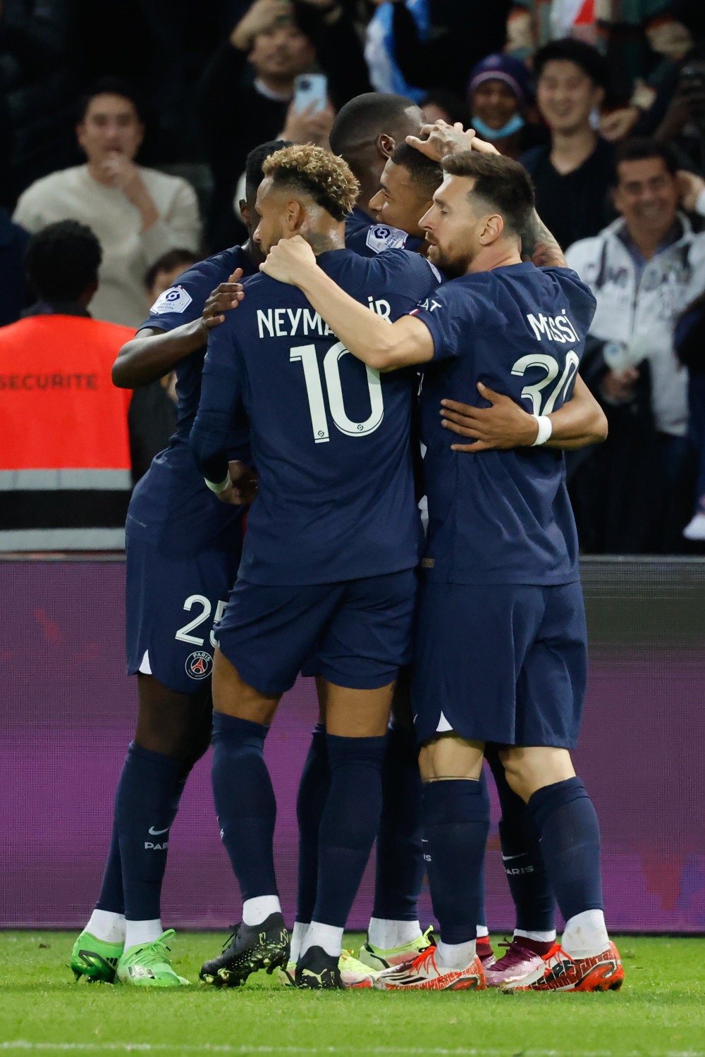 巴黎圣日耳曼继续取胜,领跑法甲 巴黎圣日耳曼继续取胜,领跑法甲