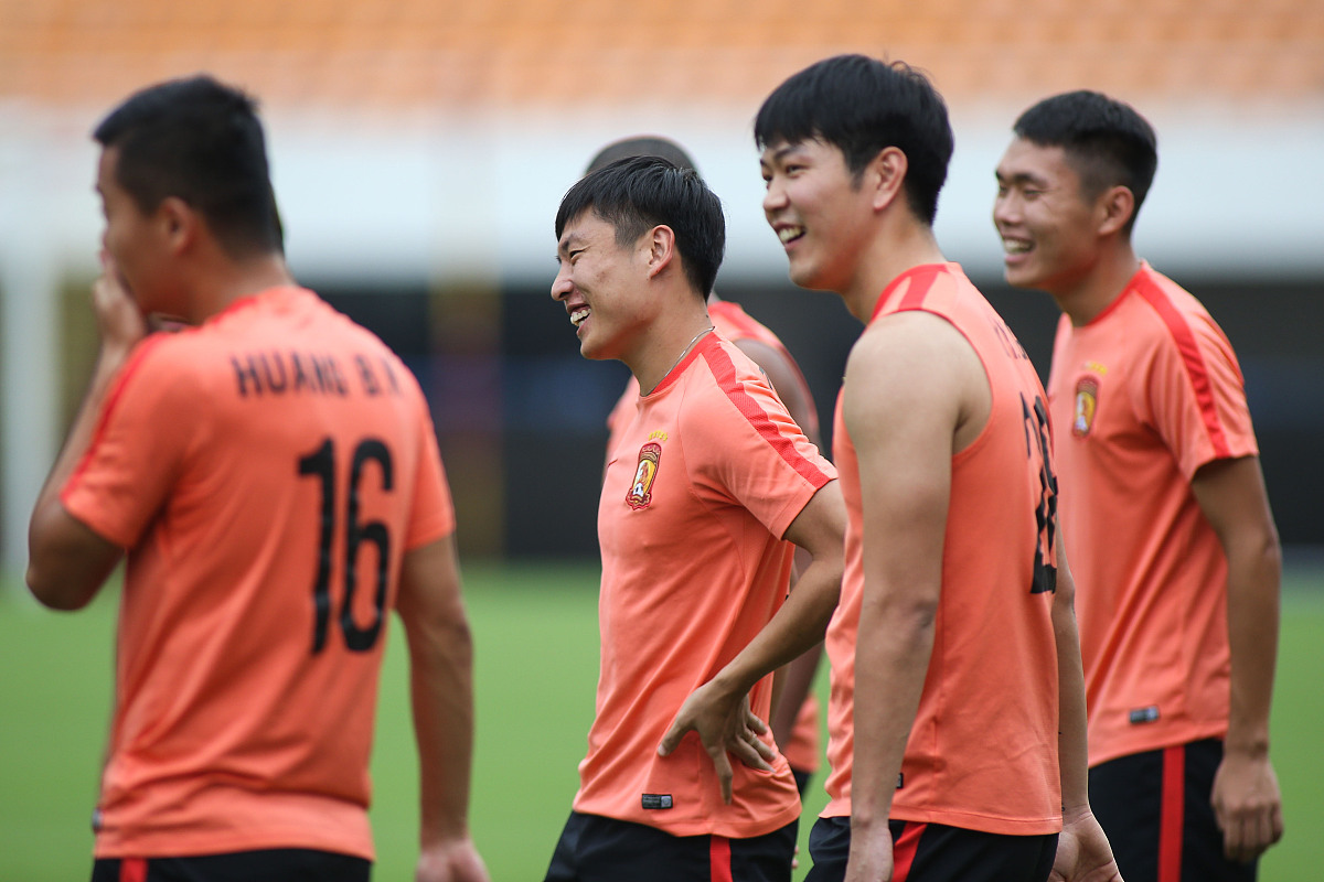 中超球队在比赛场上攻守兼备，展现出色表现