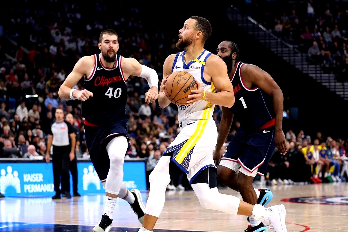 快船主场大胜黄蜂,乔治上演大号三双的简单介绍 快船主场大胜黄蜂,乔治上演大号三双的简单介绍