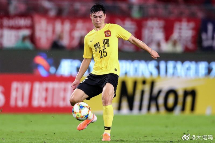 广州恒大队员冲刺胜利，晋级半决赛